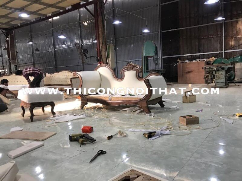 Với tay nghề nhiều năm kinh nghiệm các đội thợ của Nội thất Morehome đang hoàn thành mẫu sofa tân cổ điển bằng gỗ óc chó kết hợp bọc nỉ cao cấp.